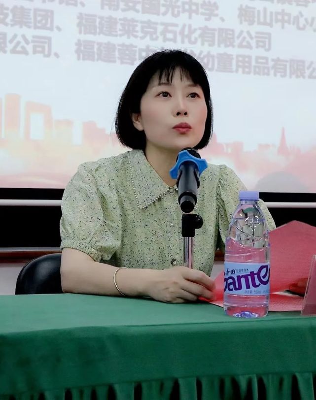 南安市文化体育和旅游局副局长郑青辉授班旗南安市委常委,副市长陈倩