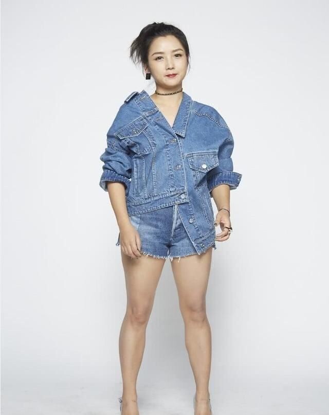 何洁总是不好好穿衣,穿牛仔衣故意滑落一半,配短裙显瘦不少插图5