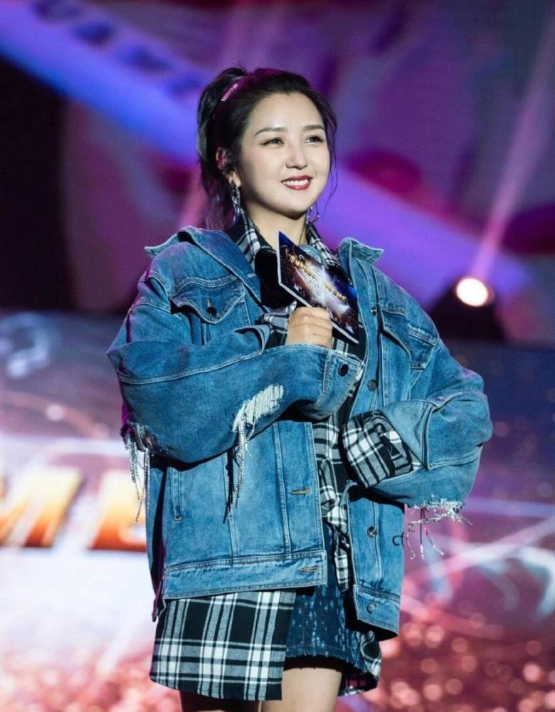 何洁总是不好好穿衣,穿牛仔衣故意滑落一半,配短裙显瘦不少插图6