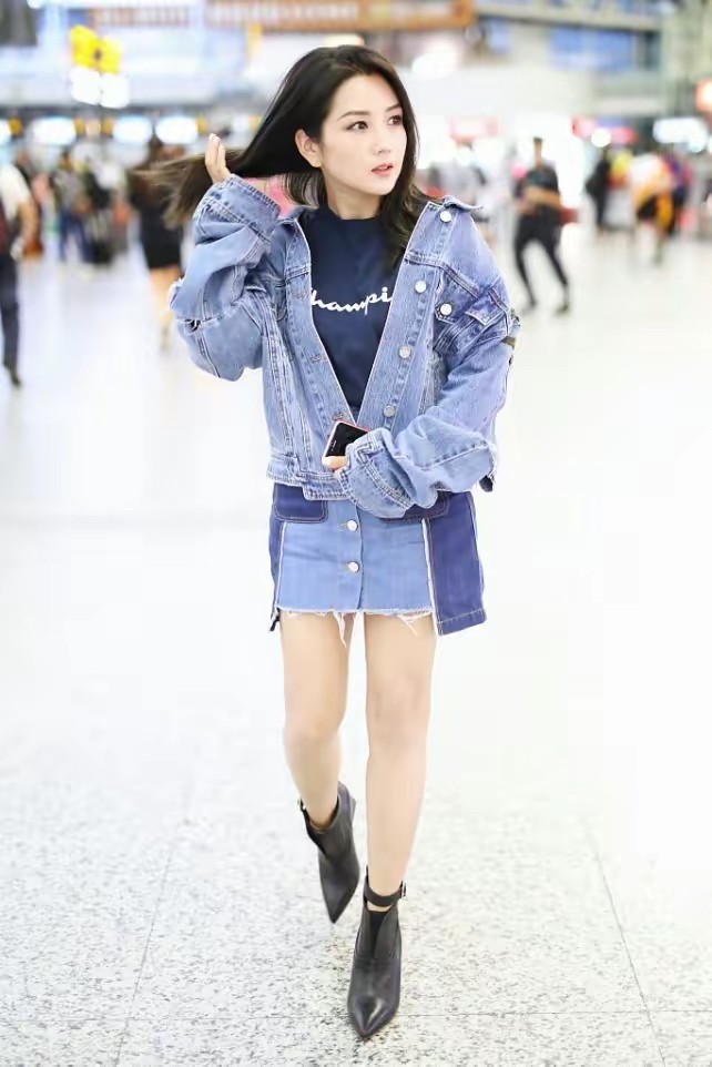 何洁的身高虽然不占优势,但是她非常懂得利用穿搭技巧去提高身材比例