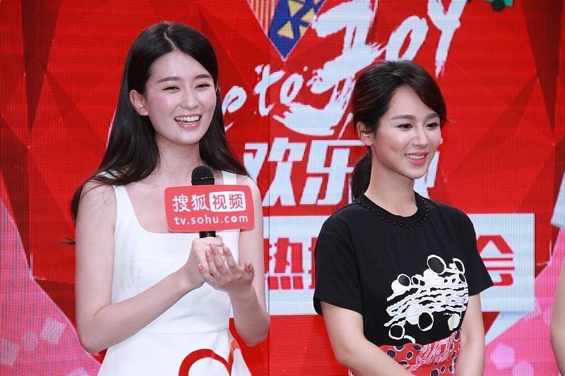 休闲一点的裙子就是好看,乔欣杨紫还能穿出礼服气质,显的嫩嫩的插图4