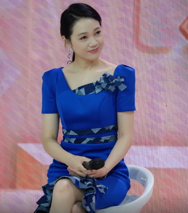 主持人周群高铁热舞惹争议扭腰摆胯动作夸张素颜出镜似少女