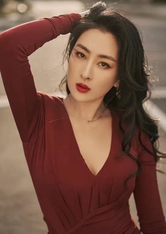 41岁马苏罕晒性感照穿深v礼服小露事业线身形纤瘦呈s型