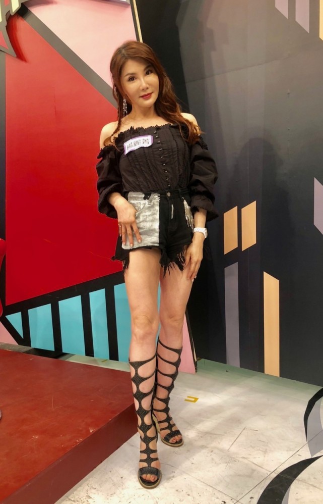 中年版萧亚轩53岁武打女星杨丽菁与新欢逛街秀恩爱状态好得令人羡慕