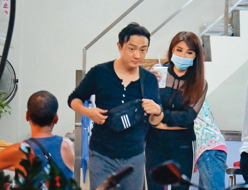 53岁武打女星杨丽菁与新欢逛街秀恩爱,状态好得令人羡慕_腾讯新闻