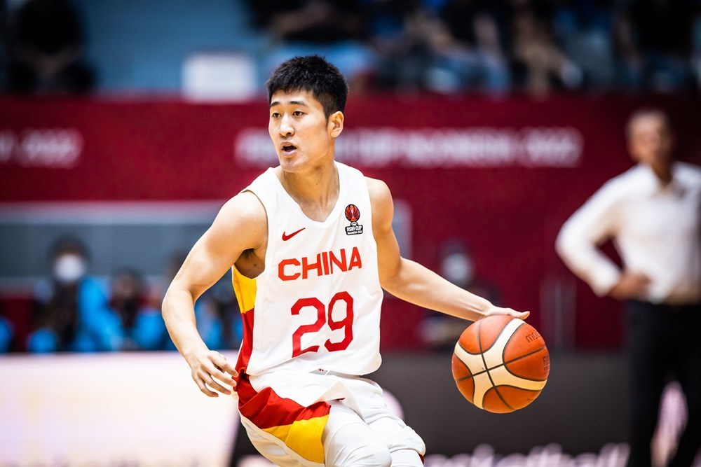 姜伟泽很早就是国青队的成员,不过进入cba之后,毕竟吉林男篮只是中游