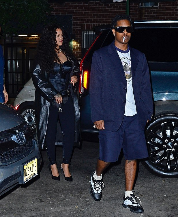 蕾哈娜和男友甜蜜牵手亮相!穿一身黑色好酷,生完孩子身材恢复了