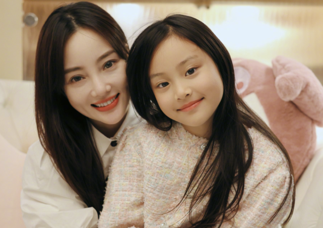 李小璐母女旅游被偶遇甜馨长高惊艳皮肤黑父母离婚性格仍活泼