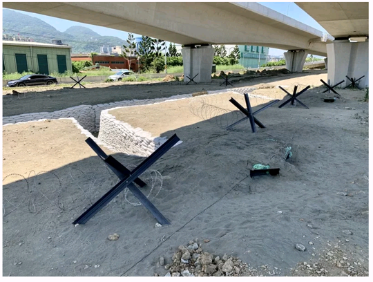 台军挖掘的战壕阵地《联合报》记者注意到,台军在"