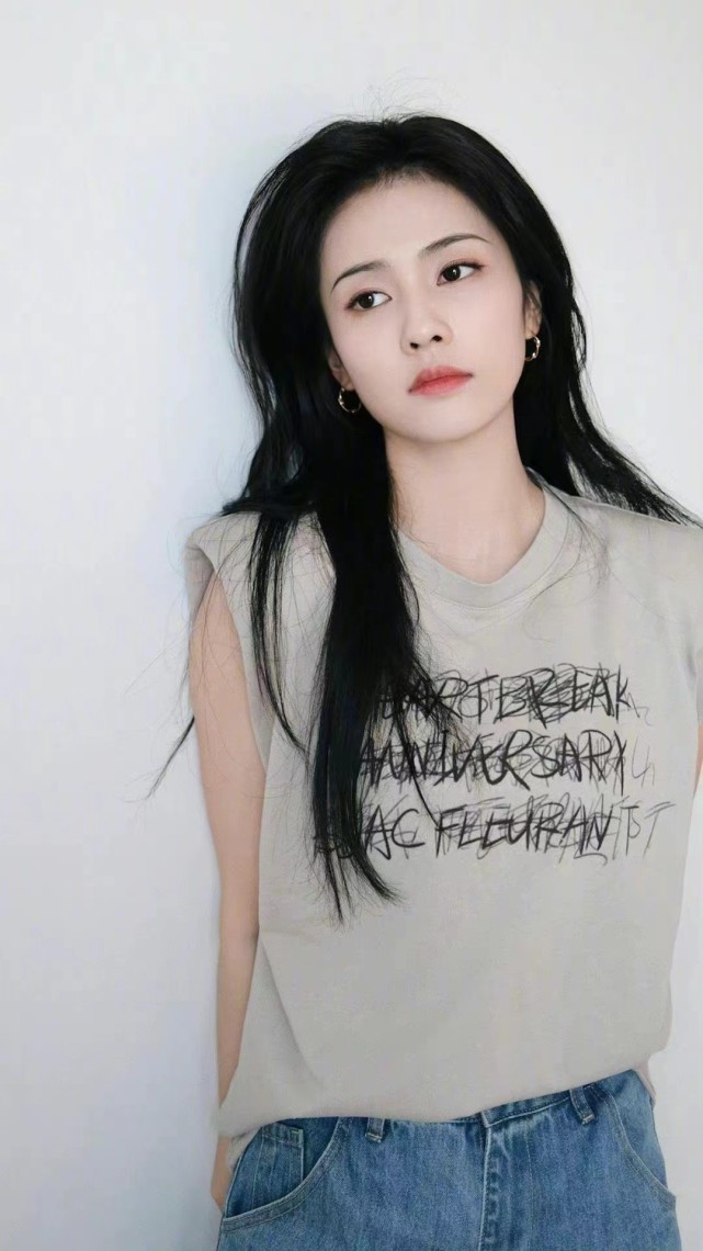 白鹿穿咖啡色无袖t恤配蓝色直筒牛仔裤,长发披肩,又飒又美