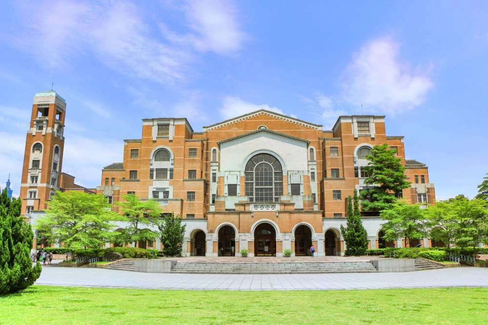 想在政坛混,林智坚深知自己的学历是个软肋,于是他先后在中华大学,台