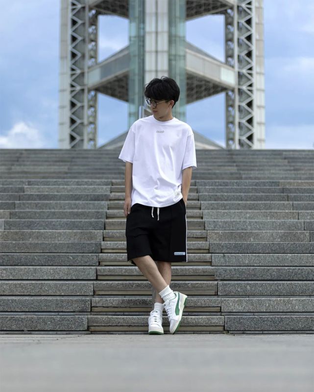 夏日专属福利|潮流长袜,纯白 t 恤,五分短裤