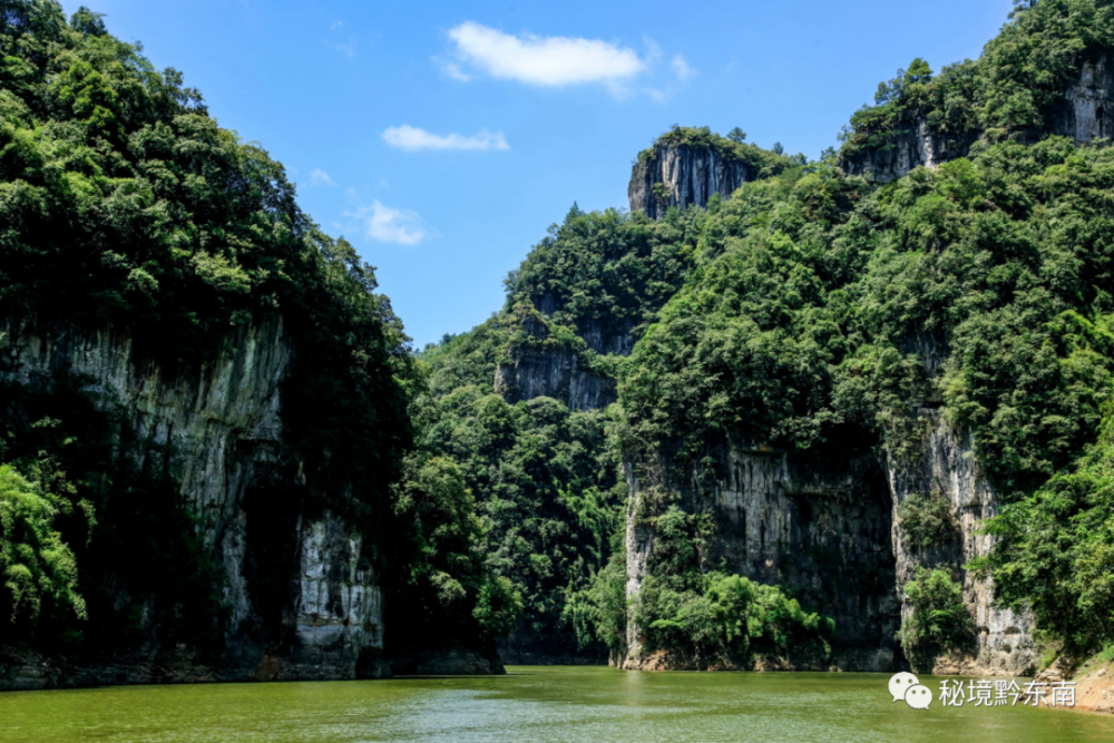 跟随一个时尚旅游团队上了船,领略了国家重点舞阳河风景名胜区主要