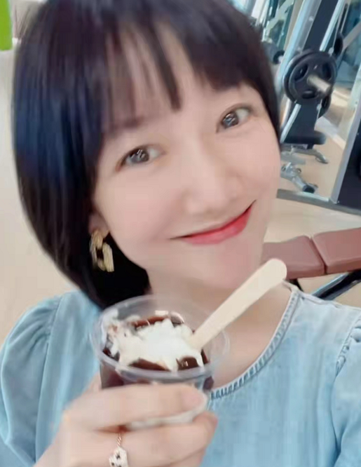 40岁主持人亚群官宣怀孕,挺大肚吃冰淇淋,老公至今未曝光_腾讯新闻