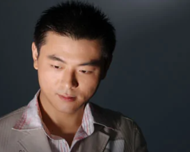 40岁主持人亚群官宣怀孕,挺大肚吃冰淇淋,老公至今未曝光_腾讯新闻