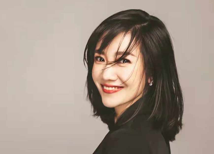 40岁主持人亚群官宣怀孕,挺大肚吃冰淇淋,老公至今未曝光_腾讯新闻