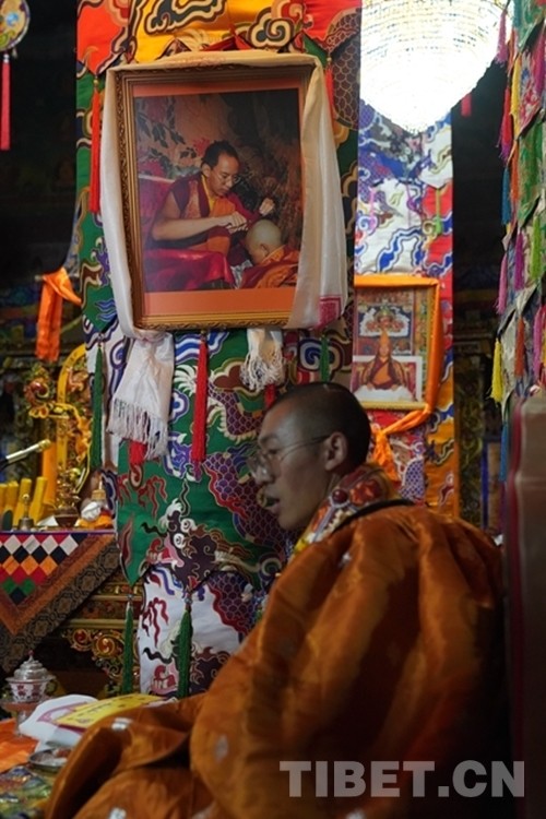 并得到西藏自治区人民政府批准后洛桑多吉继任为第六世德珠活佛