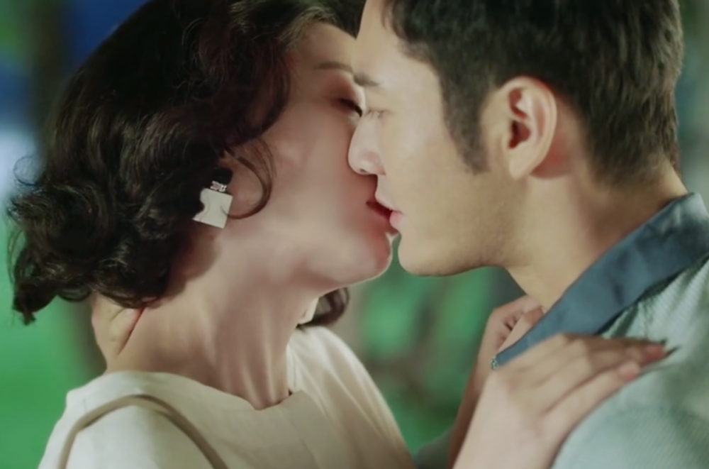 黄晓明为殷桃撑伞太贴心女方长裙优雅白到发光两人紧贴似情侣