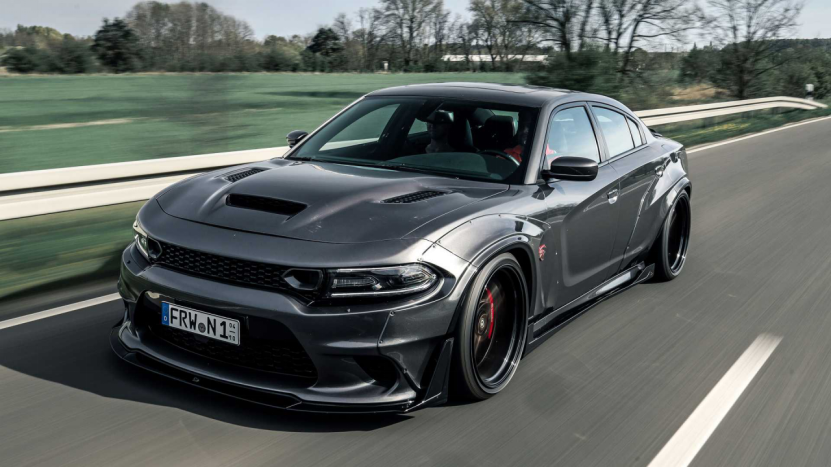 这次的改装是一个宽体风格,通过将原车道奇charger srt地狱猫的外形