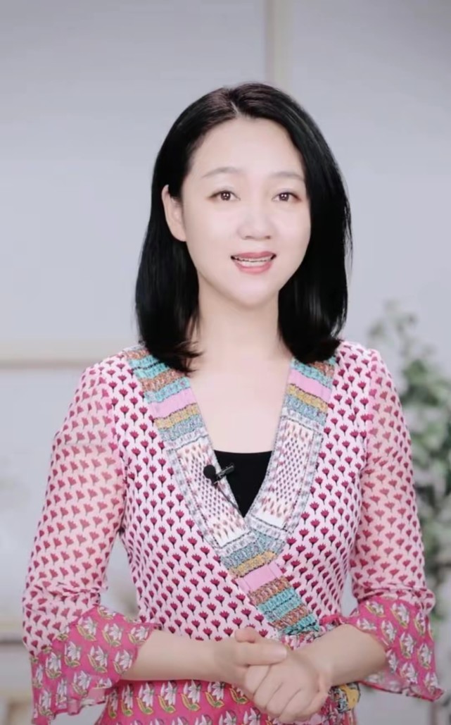 49岁主持人周群惹争议,高铁商务车厢内热舞,被指不分场合