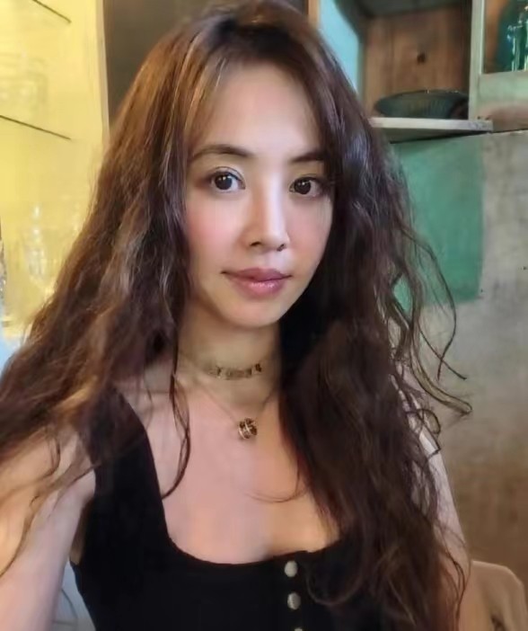 41岁蔡依林近照大变样!烫羊毛卷眼睛比林心如大,都快嫩成少女了_腾讯