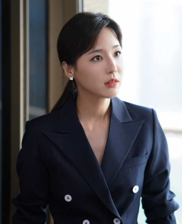 演员吴佳尼健身炫身材侧卧在地上秀事业线腰细臀翘长腿傲人