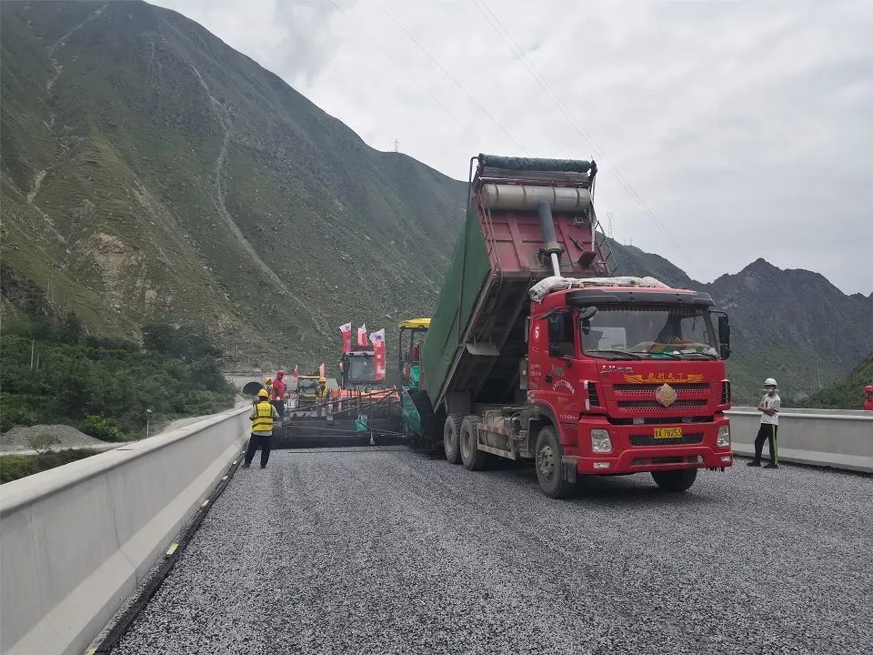 武九高速公路沥青路面试验段成功铺筑_腾讯新闻