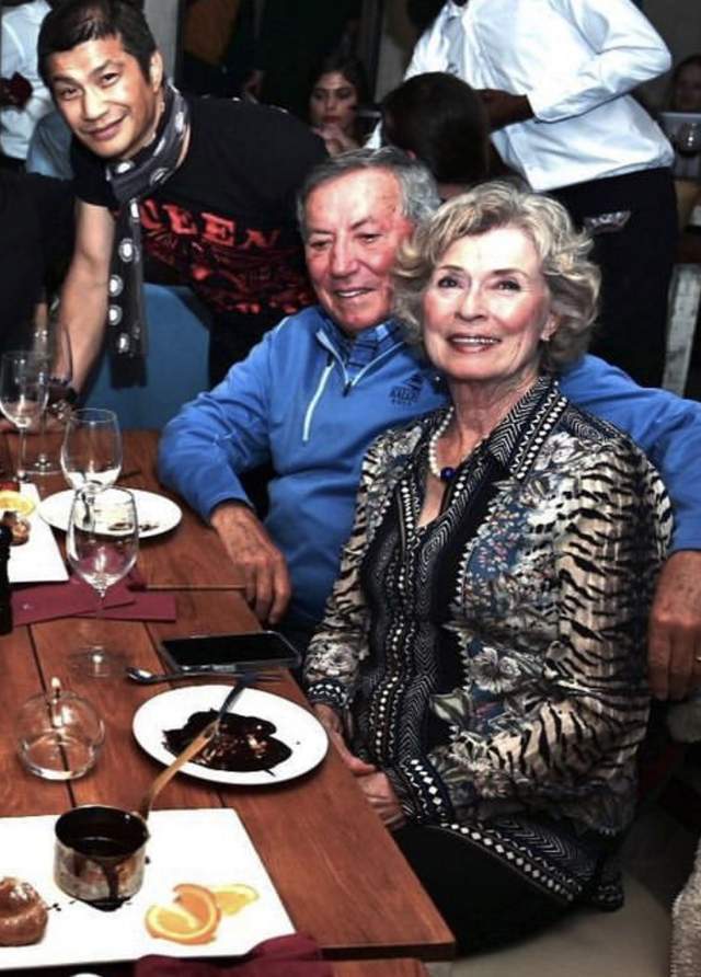 李小龙77岁遗孀琳达露面,被三婚老公搂肩笑容甜,喝到脸红仍优雅