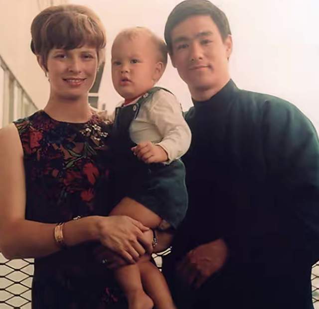 李小龙77岁遗孀琳达露面,被三婚老公搂肩笑容甜,喝到脸红仍优雅