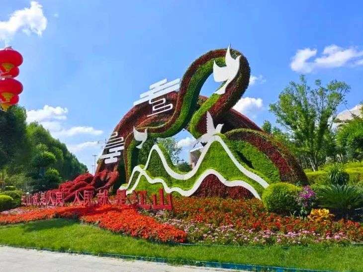 人民大街上新立体花坛惊艳亮相