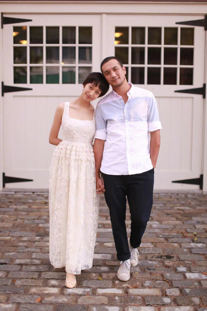 翻看如今黄觉的社交平台,除了工作之外,都被他的妻子儿女所占据,生活