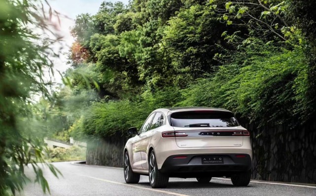 推出暖星云专属配色,问界m5纯电版本来袭_腾讯新闻