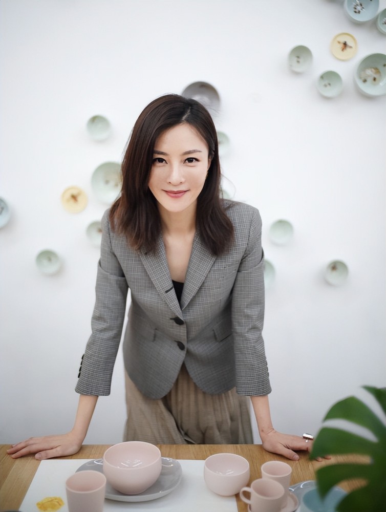 马伊琍闺蜜刘孜晒嬉水照,穿吊带裙大秀美背,皮肤白皙纹身抢镜_腾讯