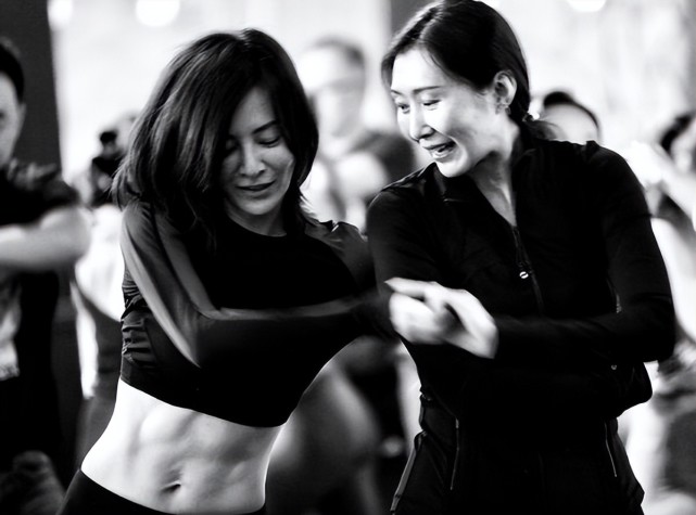 马伊琍闺蜜刘孜晒嬉水照穿吊带裙大秀美背皮肤白皙纹身抢镜