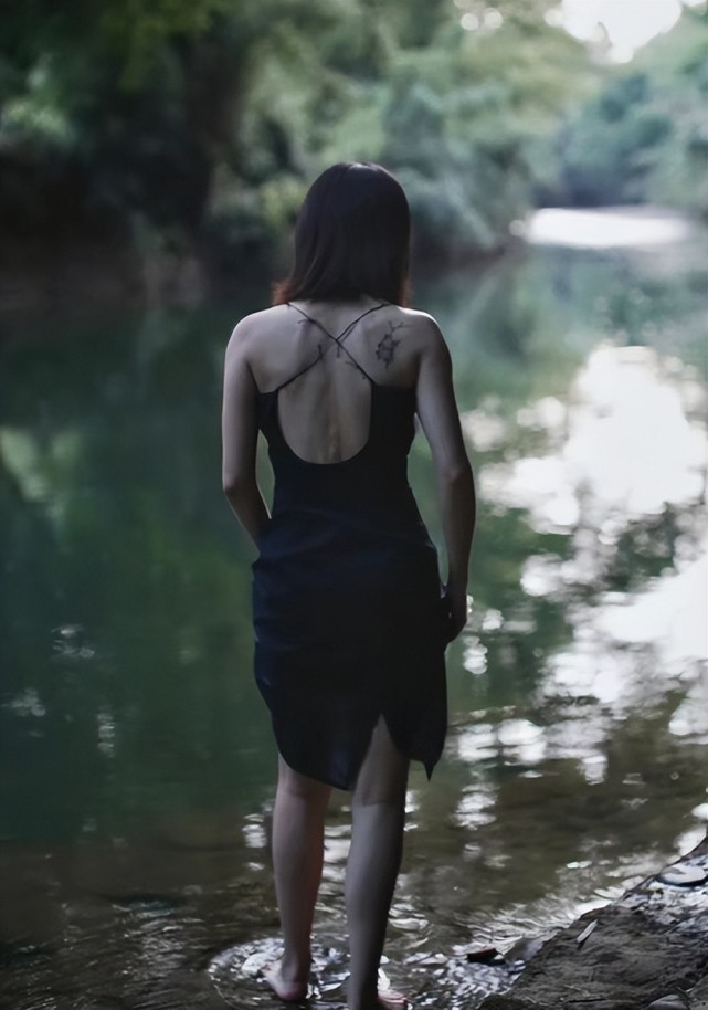 马伊琍闺蜜刘孜晒嬉水照穿吊带裙大秀美背皮肤白皙纹身抢镜