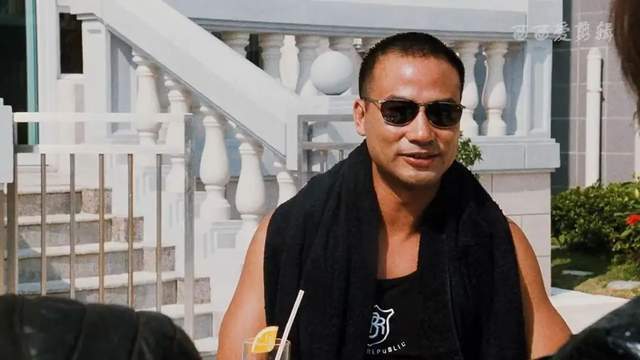 第一部是《古惑仔》系列,任达华在前三部中饰演了洪兴的大哥蒋天生,戏