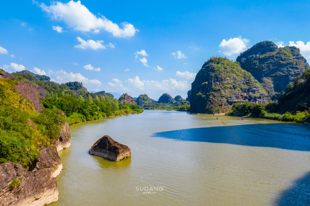 江西龍虎山風景區最適合的旅遊季節就是345月份,春暖花開,不冷不熱,再