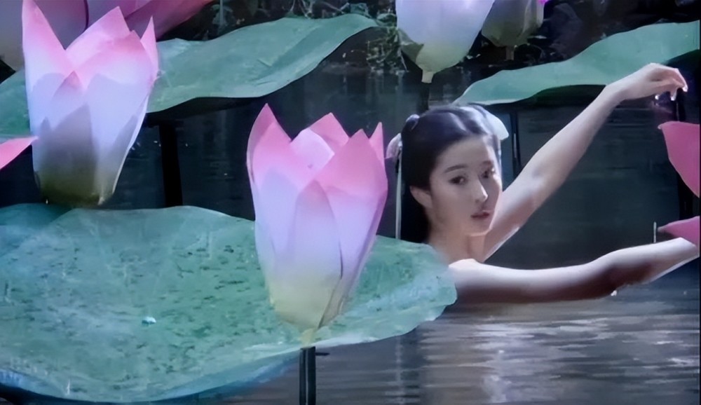 同样演美人出浴有人迷倒众生一眼万年有人我想给她按水里