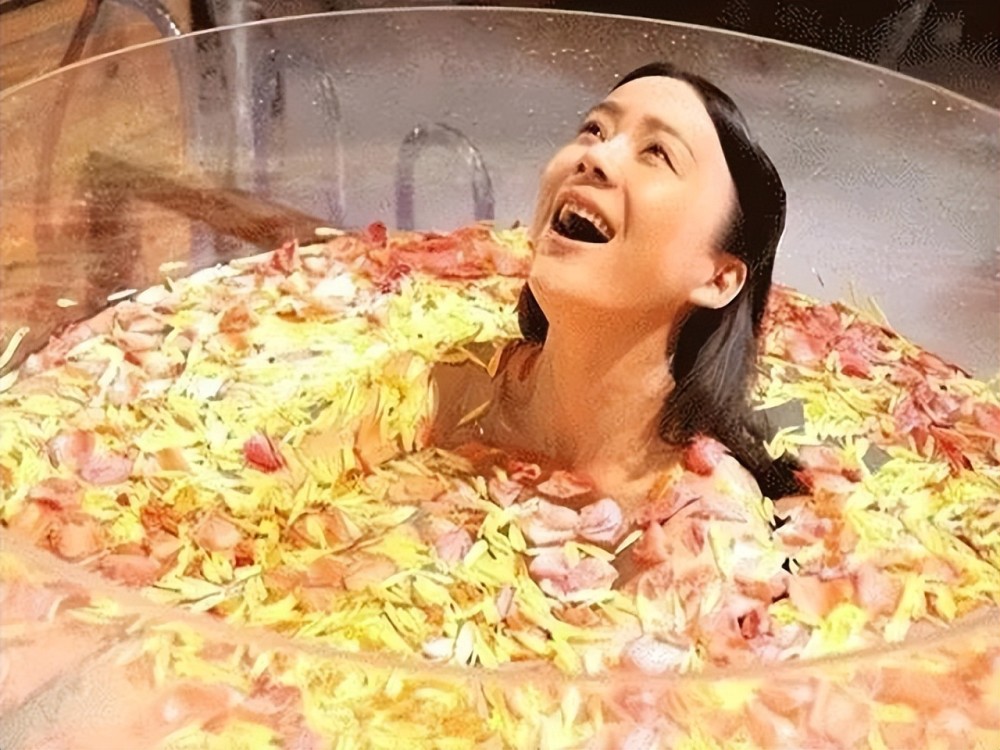 同样演美人出浴有人迷倒众生一眼万年有人我想给她按水里