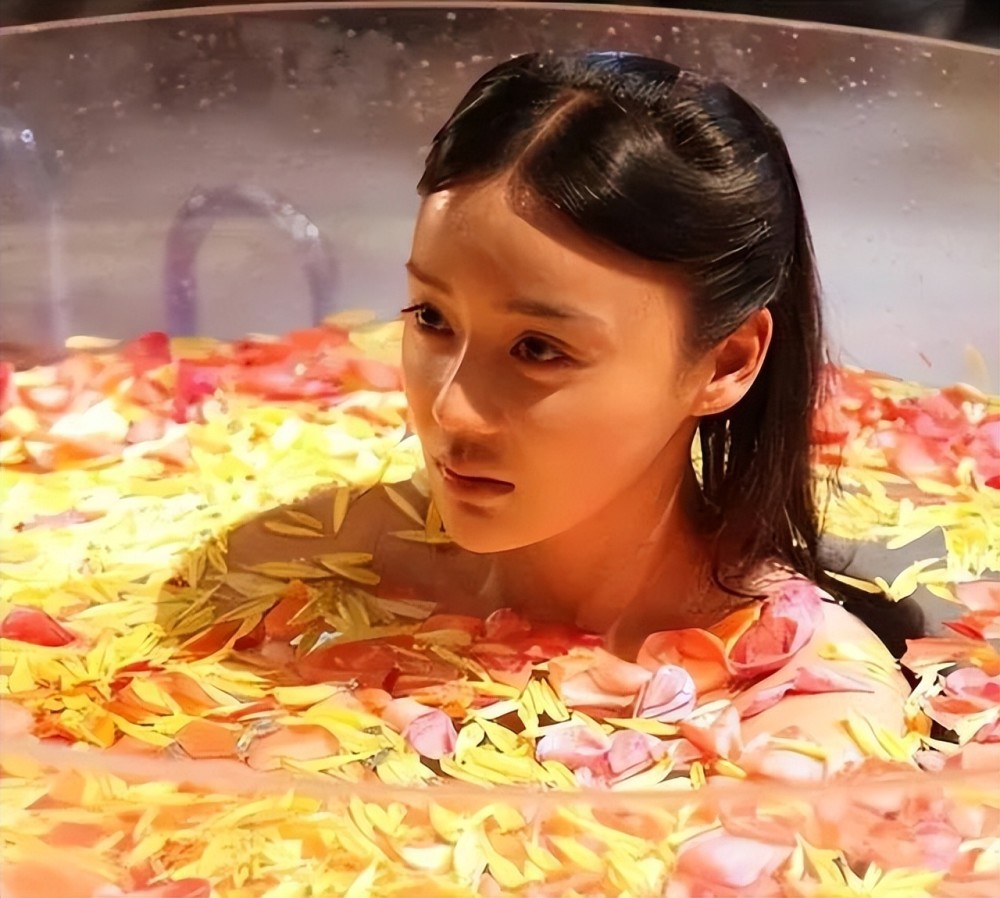 10,刘涛刘涛这几年的发展势头非常猛,扮演的职场女强人,独立女性或者