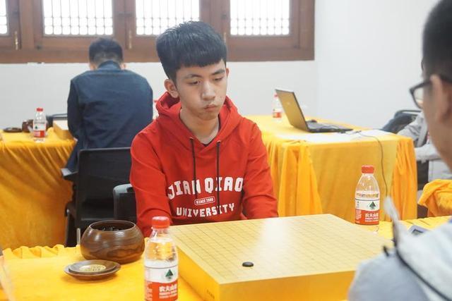 北京时间7月26日,中国围棋新秀赛预选赛完成较量,吴依铭,王昊天,李