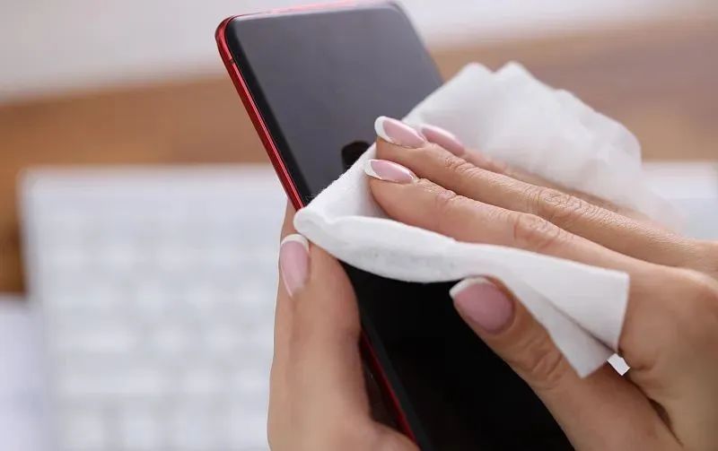 手机屏幕脏了用酒精擦正确清洁方法是