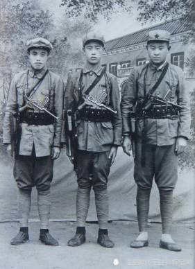 一代军服一段记忆,建国前那些难以忘怀的军服往事