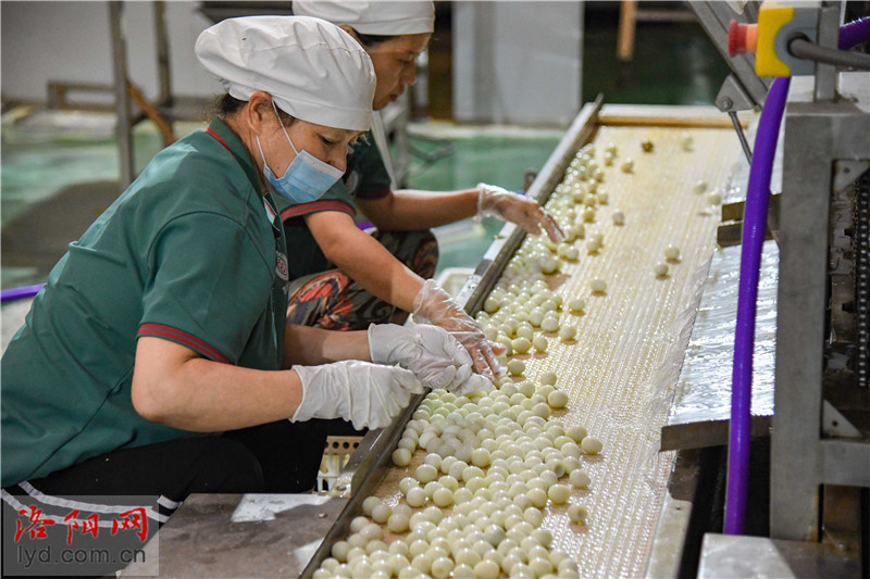 养殖产业孵金蛋带富乡邻促振兴