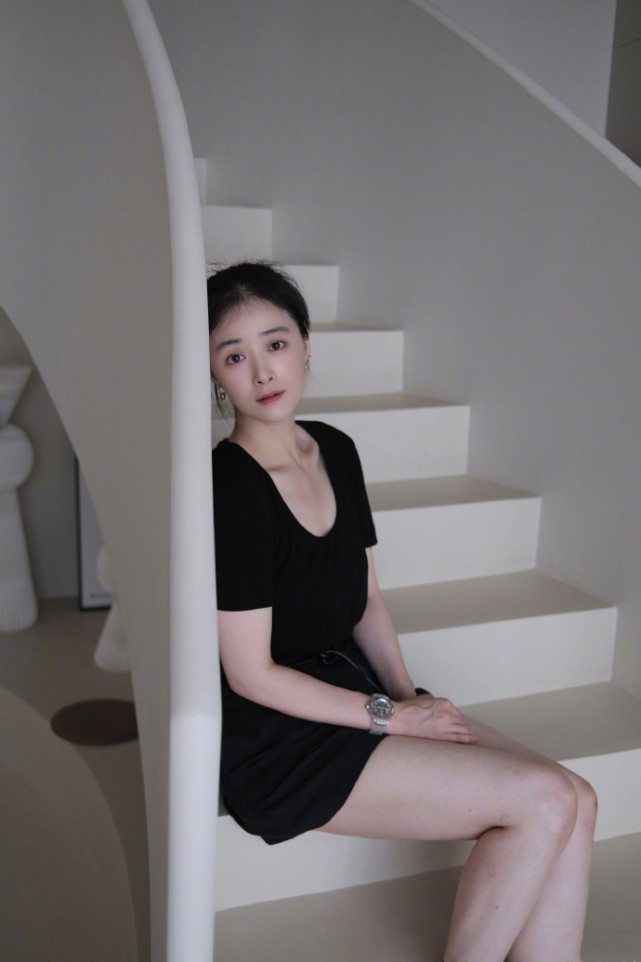 39岁蒋欣近照瘦出新高度巴掌脸天鹅颈超优越网友锁骨能撑船