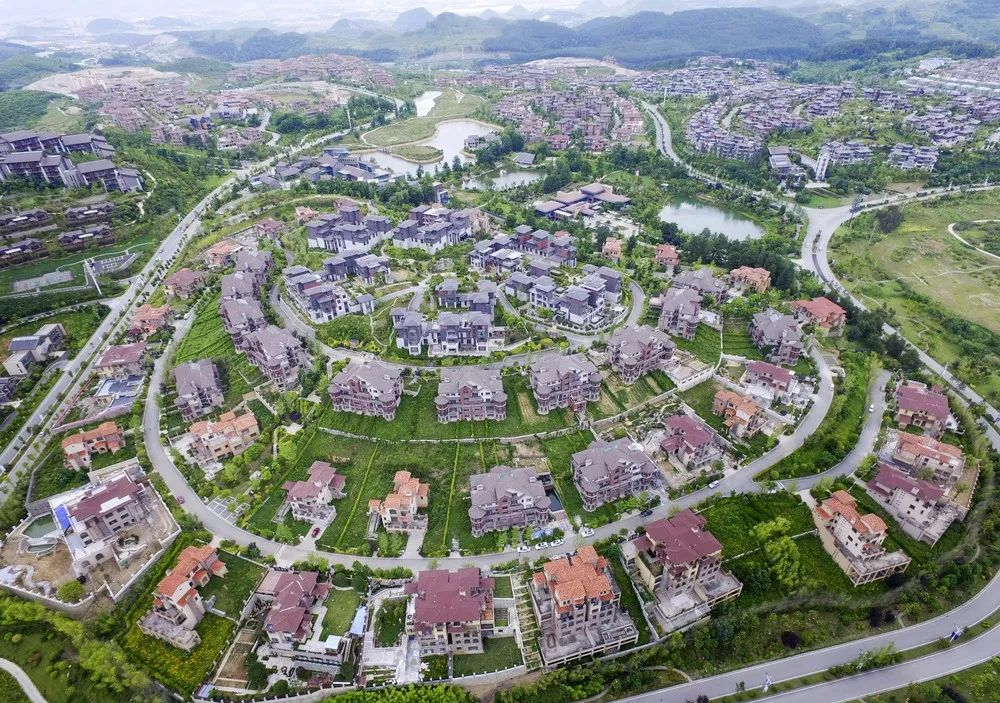 贵阳双龙新区那边一栋栋精致的小别墅,进个城还要翻山越岭的,平时买点