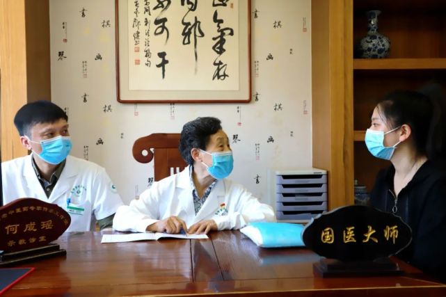 “国医大师”何成瑶：深耕医坛60载 至精至诚医之大者_腾讯新闻