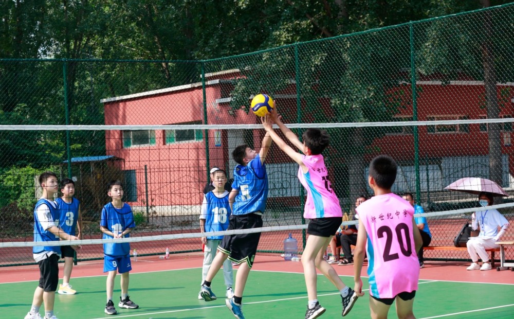 邹平市405名中小学生排球场上竞风采