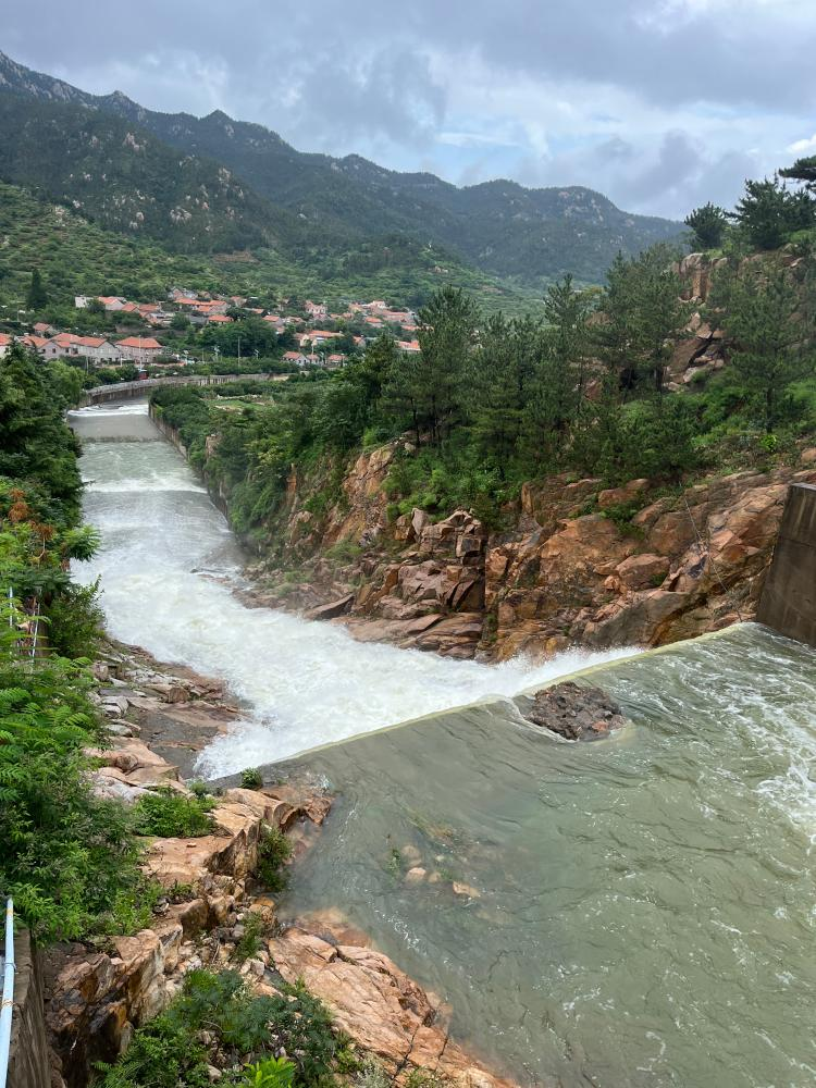 飞瀑流云大河东水库泄洪轰鸣声响彻山谷