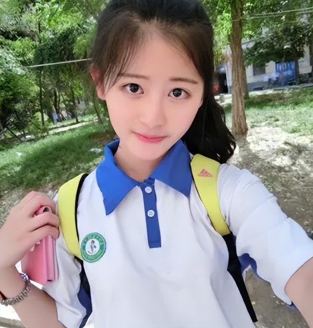高中女生因在朋友圈发自拍被学校严厉处分知情人透露更多细节